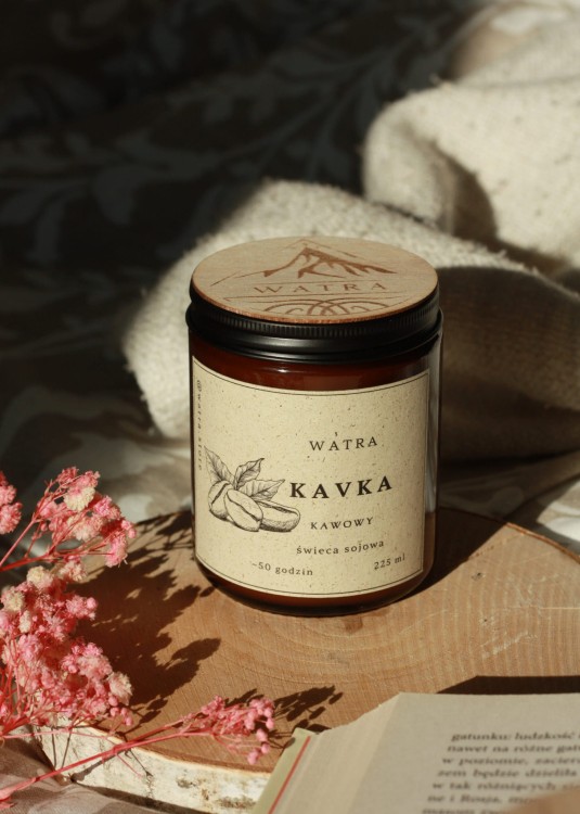Świeca zapachowa o aromacie kawy espresso i karmelu otoczona ziarnami świeżo palonej kawy – idealny prezent dla kawosza.